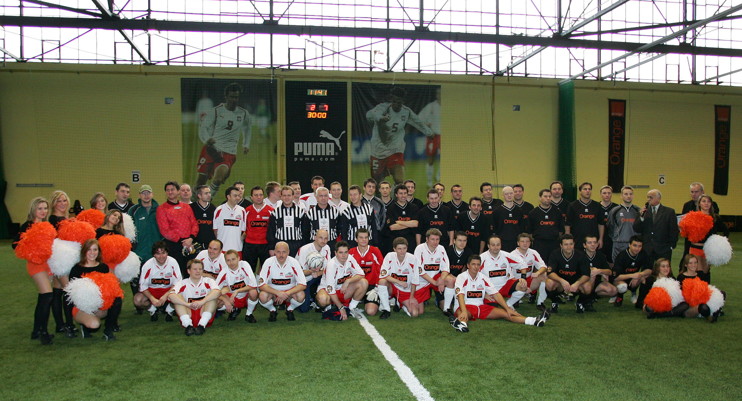 N/Z WSZYSCY PILKA NOZNA - MECZ CHARYTATYWNY DLA DZIECI WARSZAWA 17.12.2005 ORANGE - DZIENNIKARZE FOTO JERZY KLESZCZ/AGENCJA PRZEGLAD SPORTOWY