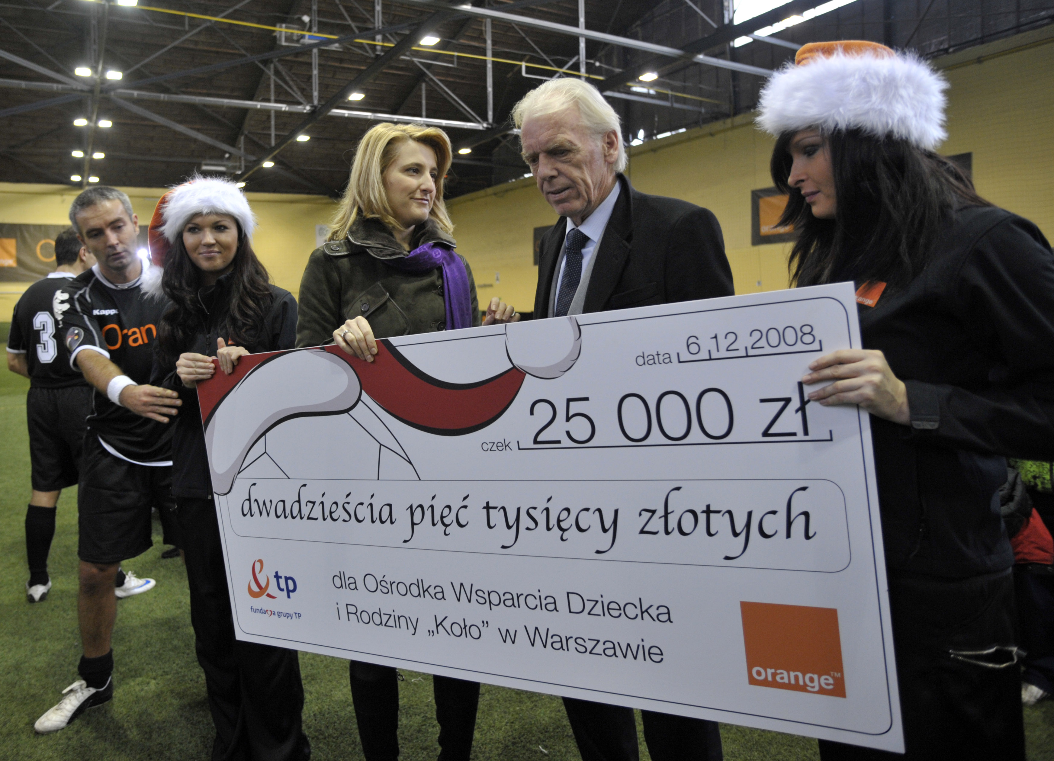 06.12.2008 Charytatwny mecz miko³ajkowy Przyjaciele ORANGE - Dziennikarze fot. Ludmila Mitrega